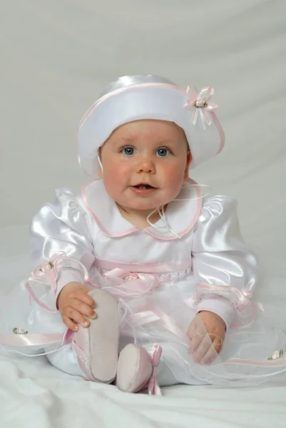 Χαριτωμένο Κοριτσάκι Ένα Λευκό Φόρεμα Και Καπέλο — Φωτογραφία Αρχείου