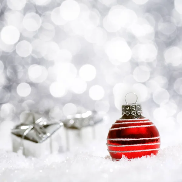 Güzel Kırmızı Gümüş Bir Noel Süslemesi Arkasında Kar Var — Stok fotoğraf
