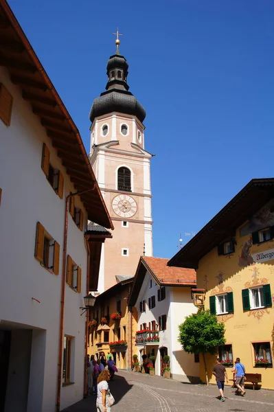 Kastelruth Ulicy Południowego Tyrolu Wieży Kościelnej — Zdjęcie stockowe