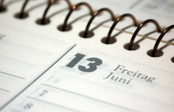 Fechar Uma Página Calendário Com Uma Caneta — Fotografia de Stock