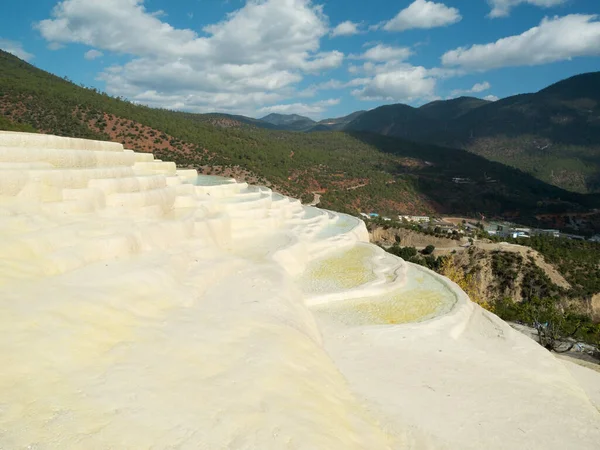 雲南省 石灰岩の純粋な融解水のBaishutaiテラス — ストック写真