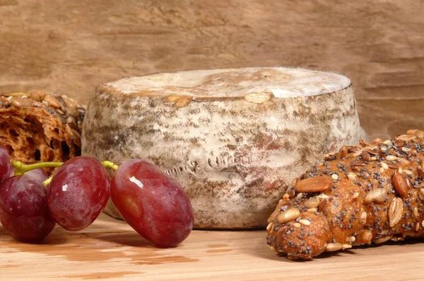 Tahta Bir Masada Ekmek Peynir — Stok fotoğraf
