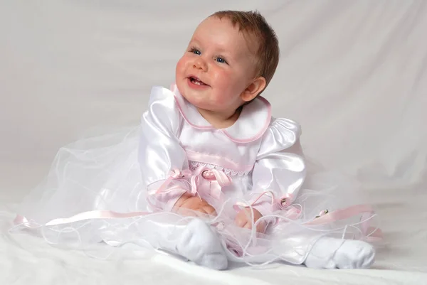 Bonito Bebê Menina Vestido Branco Uma Cama — Fotografia de Stock