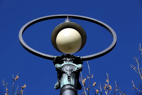 Laterne Steht Auf Der Münchner Maximiliansbrücke — Stockfoto