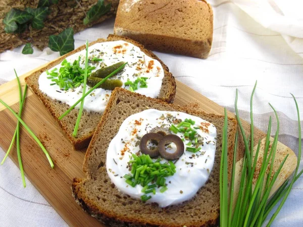 Kalorienarmer Snack Mit Brot Frischkäse Und Glockenspiel — Stockfoto