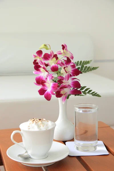 Tasse Café Fleurs Sur Table — Photo
