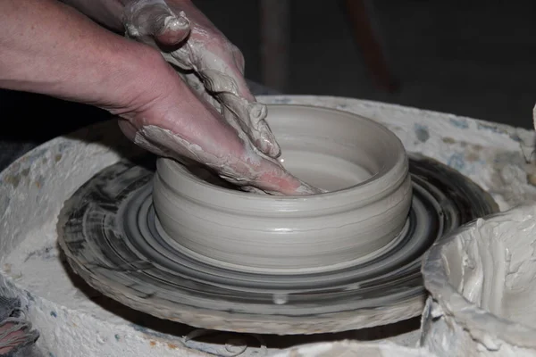 Fechar Mãos Oleiro Criando Uma Roda Oficina Cerâmica — Fotografia de Stock
