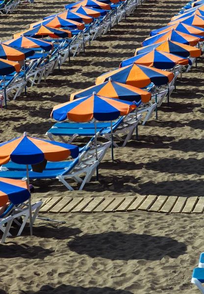 Парасольки Шезлонги Пляжі — стокове фото