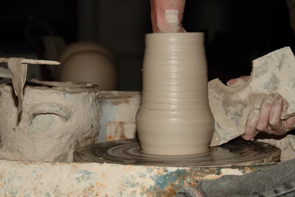 陶瓷工场的陶工工作 — 图库照片