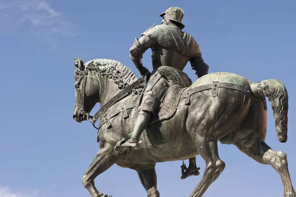 コンドティエーレ バルトロメオ コロニの乗馬像は カンポSsのアレッサンドロ レオパルディによってブロンズのアンドレア ヴェルロッキオの蝋人形をモデルにしています ヴェネツィアのジョバンニ パオロ — ストック写真