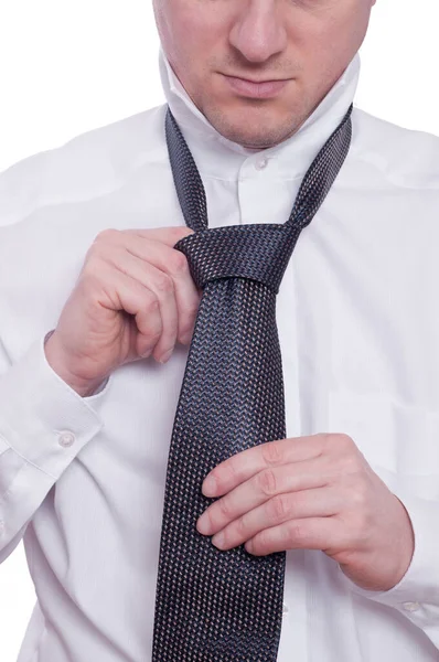 一个男人绑领带 — 图库照片