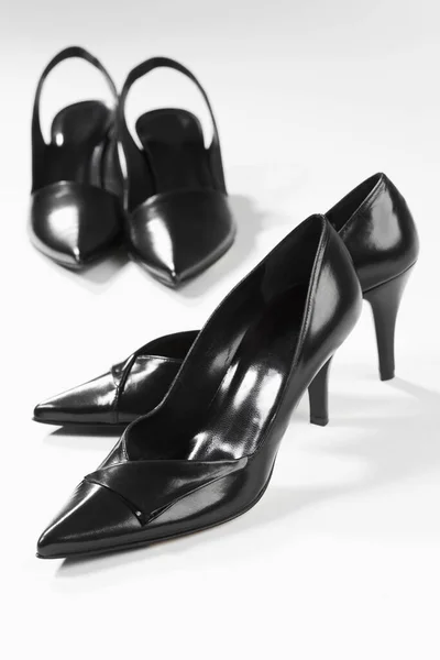 Zapatos Negros Sobre Fondo Blanco —  Fotos de Stock