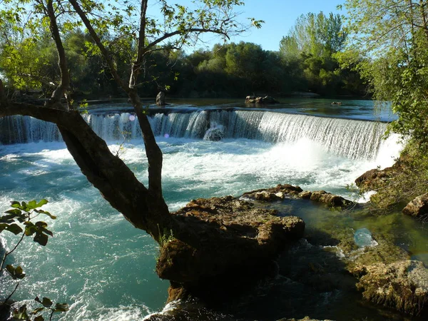 Doğanın Arka Planında Güzel Bir Şelale — Stok fotoğraf