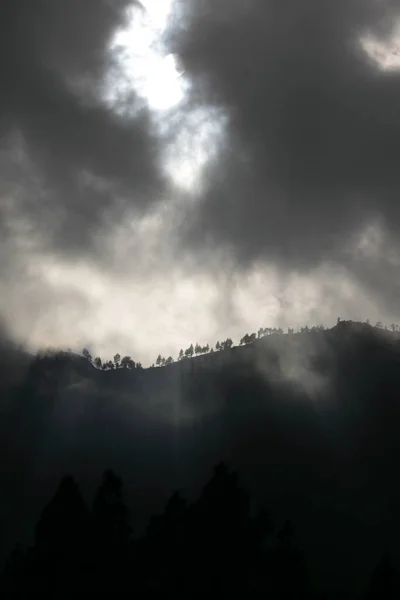 Bir Dağın Arkasındaki Güneşten Parlayan Işınlar — Stok fotoğraf