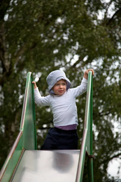 Kleines Mädchen Spielt Auf Spielplatz — Stockfoto