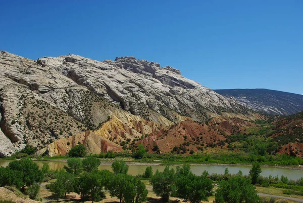 Pestrobarevné Písky Skály Zeleným Údolím Řeky Wyoming — Stock fotografie