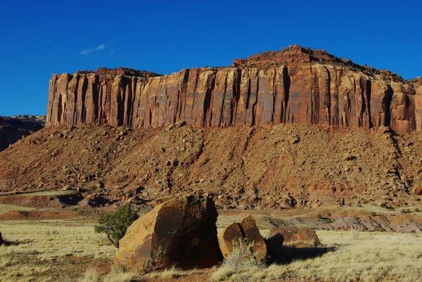 犹他州Canyonlands国家公园附近的巨石和石墙 — 图库照片