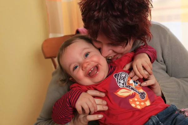 Joven Madre Con Niño Sus Brazos — Foto de Stock