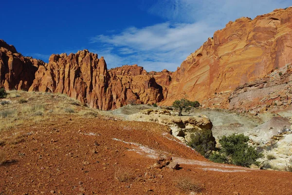 Röda Bergskullar Och Berg Nationalparken Capitol Reef Utah — Stockfoto