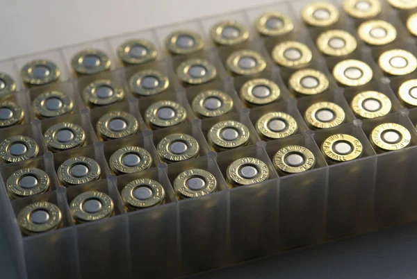 Κάτι Σφαίρες Από Πιστόλι Ένα Κουτί — Φωτογραφία Αρχείου