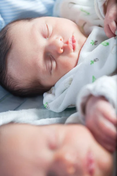Noworodek Śpiący Ramionach — Zdjęcie stockowe