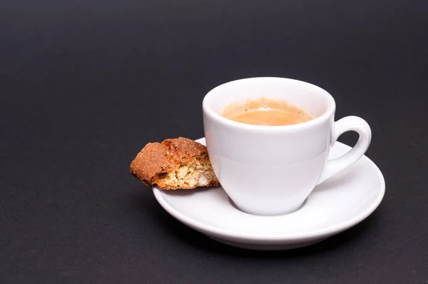 Uma Xícara Café Expresso Italiano Contra Fundo Preto — Fotografia de Stock