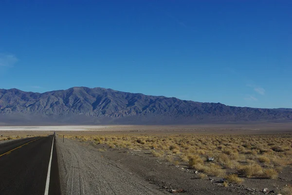 Snelweg Naar Zoutvlaktes Hoge Bergketen Nevada Woestijn — Stockfoto