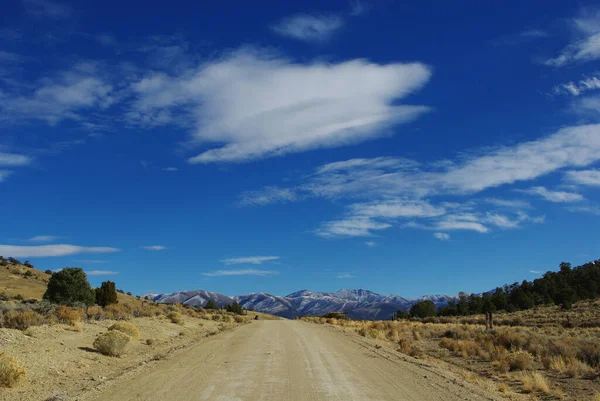 Jeep Road Para Montanhas Nevadas Nevada — Fotografia de Stock