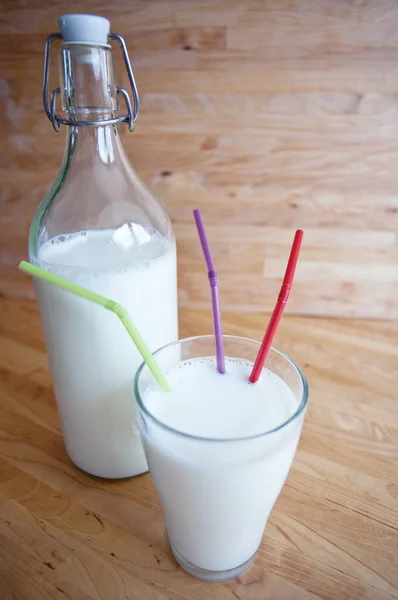 Vaso Leche Una Botella Jugo Fresco Sobre Una Mesa Madera — Foto de Stock