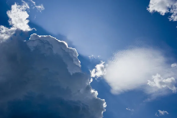 背景には美しい空と雲 — ストック写真