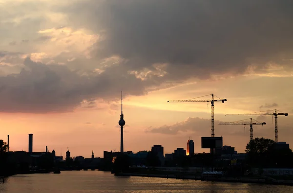 日落时分 柏林的天际线上挂着建筑用起重机 — 图库照片