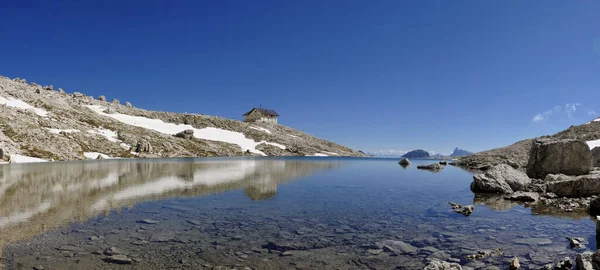 Lago Nas Montanhas Sayan Oriental — Fotografia de Stock