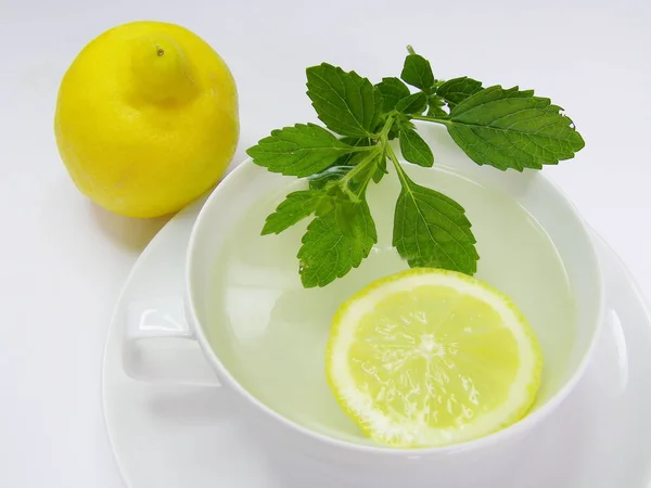 Чашка Чая Лимоном Мятой Белом Фоне — стоковое фото