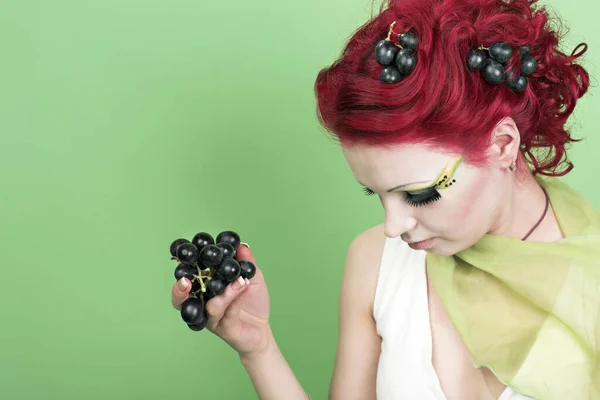 Retrato Colorido Una Mujer Con Uvas Pelo — Foto de Stock