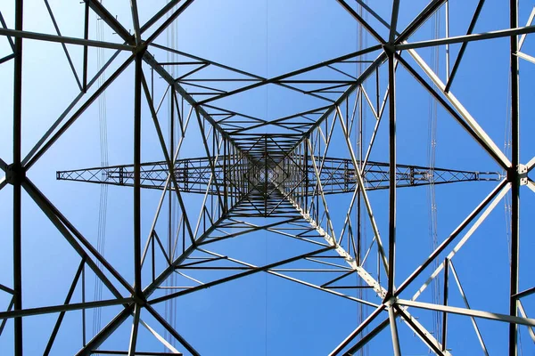 Gökyüzündeki Yüksek Voltaj Kulesi — Stok fotoğraf