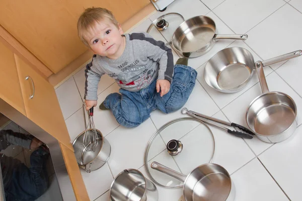 Bambino Cucina Mentre Gioca Con Pentole — Foto Stock