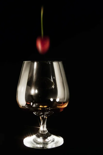 Glass Red Wine Apple Black Background — Stock Photo, Image