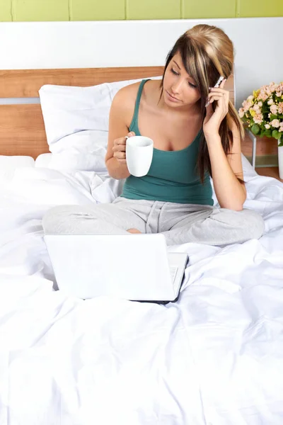 Молода Жінка Сидить Ліжку Ноутбуком — стокове фото