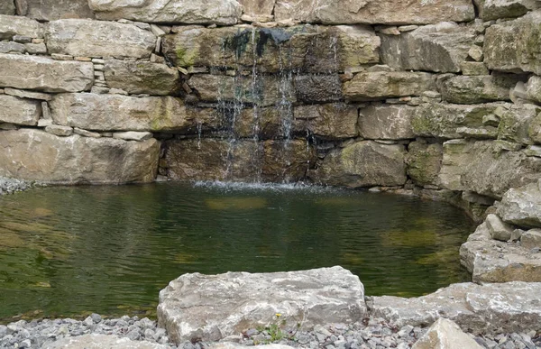 Kleine Vijver Omgeven Door Een Stenen Muur Met Stromend Water — Stockfoto