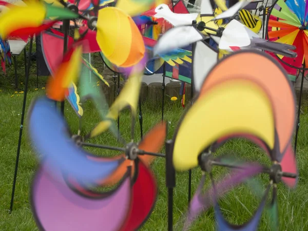 Turbinas Eólicas Infantis Rotativas Coloridas Tomadas Prado Com Tempo Exposição — Fotografia de Stock