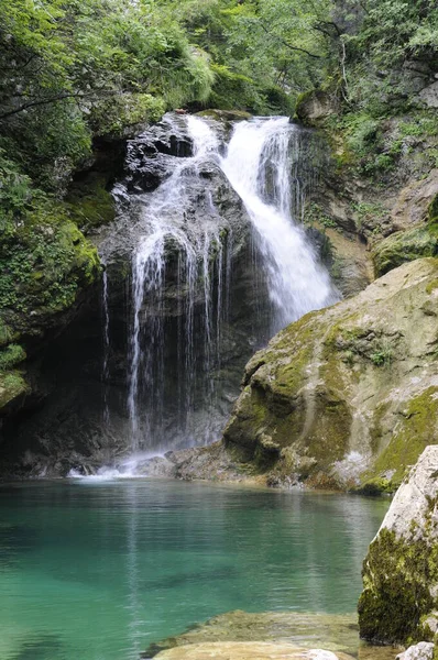 Schöner Wasserfall Auf Naturhintergrund — Stockfoto