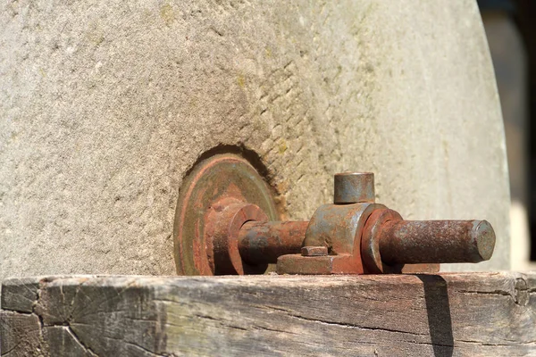 Старая Ржавая Металлическая Труба Стене — стоковое фото