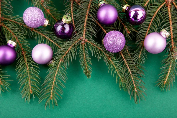 Εορταστική Διακόσμηση Χριστουγεννιάτικο Δέντρο Μωβ Μπάλες Για Χριστούγεννα Πράσινο Έλατο — Φωτογραφία Αρχείου