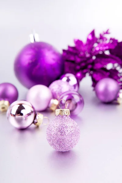 Décorations Noël Festives Avec Des Boules Arbre Noël Violet Sur — Photo