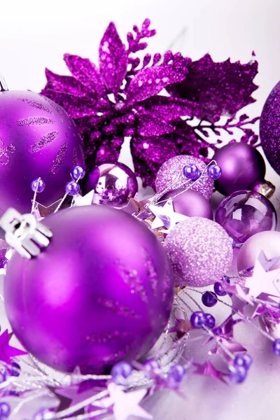 テキストフリースペースとシルバーの背景に紫のクリスマスツリーの泡とお祭りのクリスマスの装飾 — ストック写真