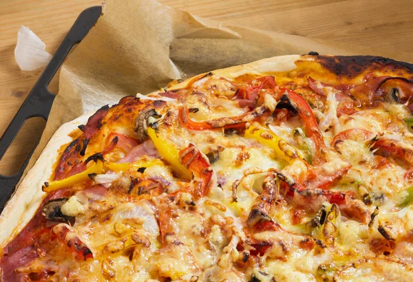 Pizza Recém Assada Com Presunto Pimentão Queijo Uma Assadeira Close — Fotografia de Stock
