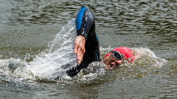 Jonge Man Actie Het Water — Stockfoto