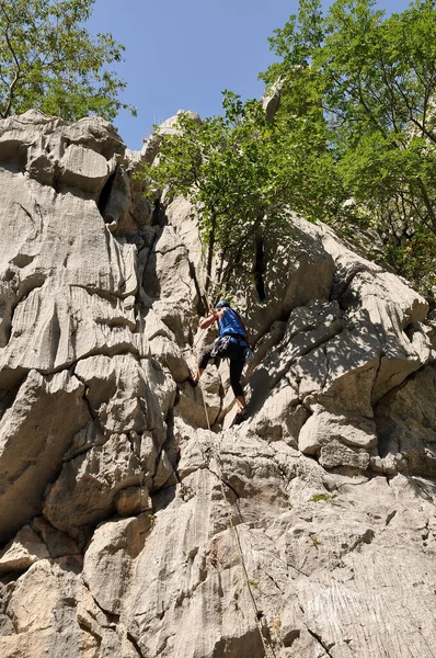 Hombre Escalando Montaña Cima Del Acantilado —  Fotos de Stock