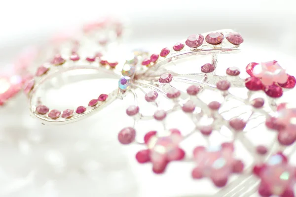 Beau Bracelet Rose Sur Fond Fleurs Blanches — Photo