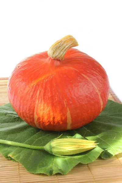 Calabaza Hokkaido Cucurbita Maxima Con Hoja Flor Sobre Una Estera —  Fotos de Stock